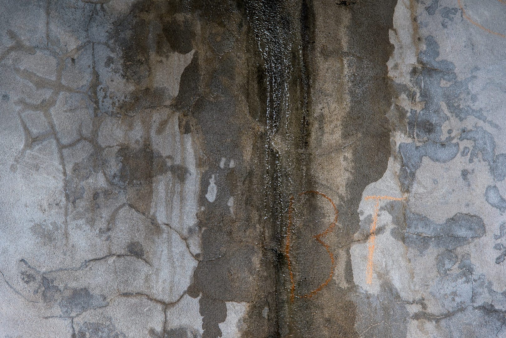 Concrete,Wall,With,Water,Leakage Slab Leak Detection Service